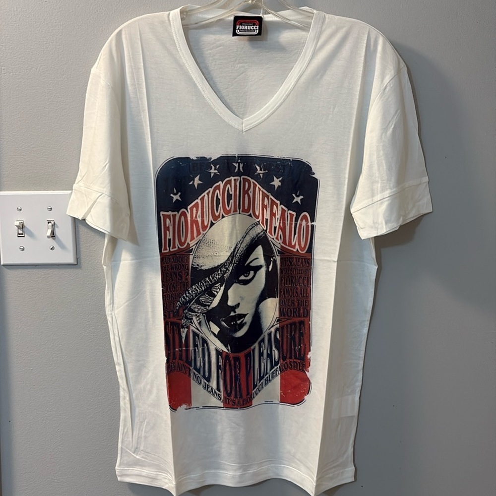 Fiorucci Buffalo Graphic V-Neck T-Shirt short sleeve and lightweight size large